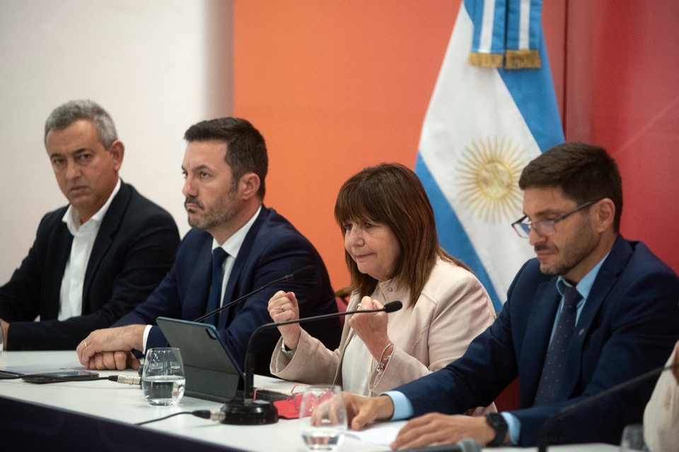 Pablo Javkin, Luis Petri, Patricia Bullrich y Maximiliano Pullaro compartieron el anuncio de las medidas. (Fuente: EFE)