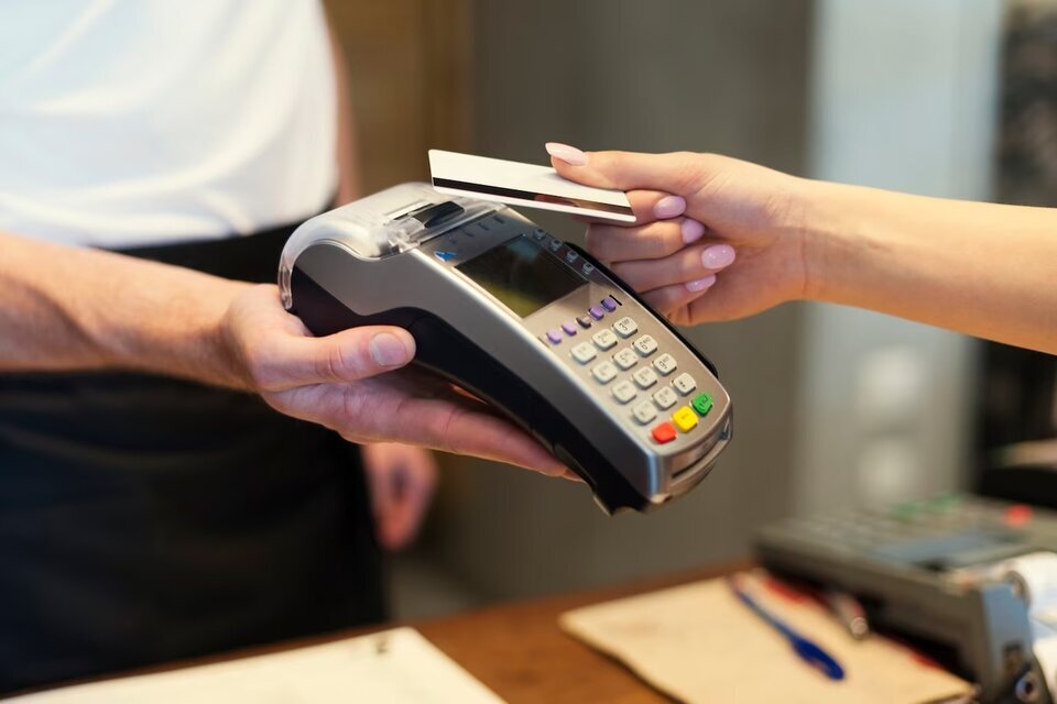 Desde hoy rigen cambios en los pagos con tarjetas de crédito y débito: ¿cuáles son? (Fuente: Freepik)