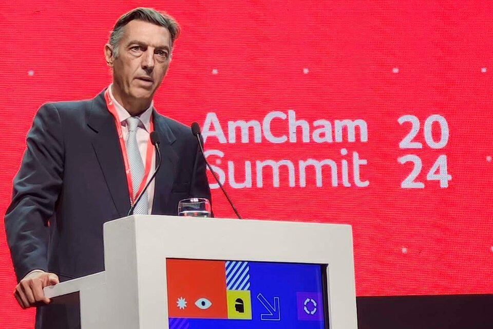 El presidente de AmCham, Facundo Gómez Minujín, elogió las políticas de Javier Milei.