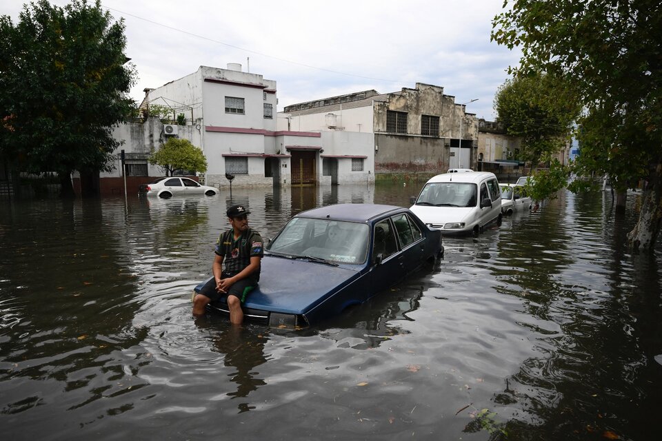 Algunas calles del conurbano se inundaron por completo.  (Fuente: AFP)