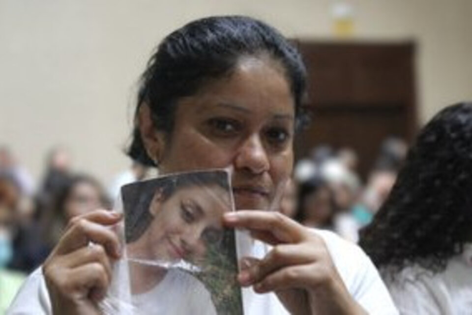 Arrestaron a una mujer que buscaba a su hija desaparecida en El Salvador