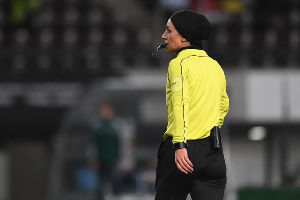 Mahsa Ghorbani iba a ser la primera mujer iraní en arbitrar un partido de primera. (Fuente: AFP)