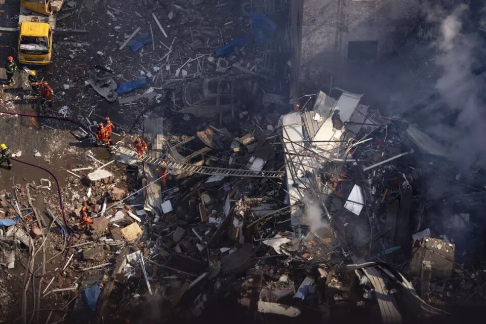 Bomberos trabajan en la escena de una explosión en la ciudad de Sanhe, en la provincia de Hebei, China. Imagen: AP.
