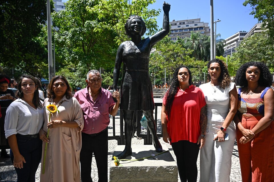 Familia y amigos junto a la estatua de Marielle Franco en Río de Janeiro. (Fuente: AFP)