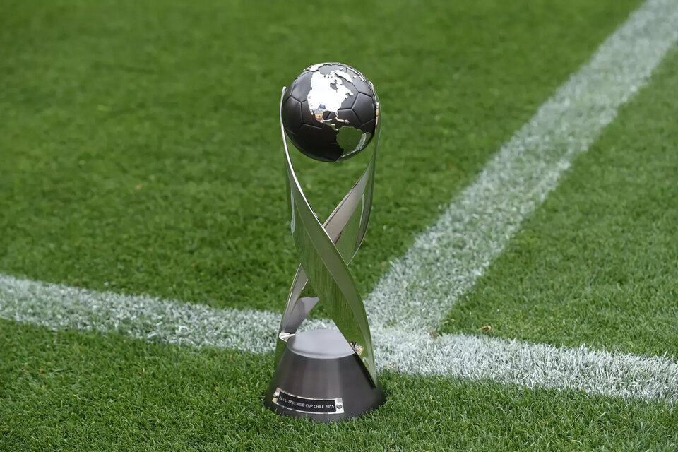 El trofeo de la categoría menor se levantará una vez por año. Imagen: FIFA.