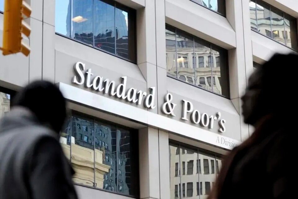 La calificadora de riesgo Standard & Poor's cuestionó el canje de deuda de Caputo. (Fuente: AFP)