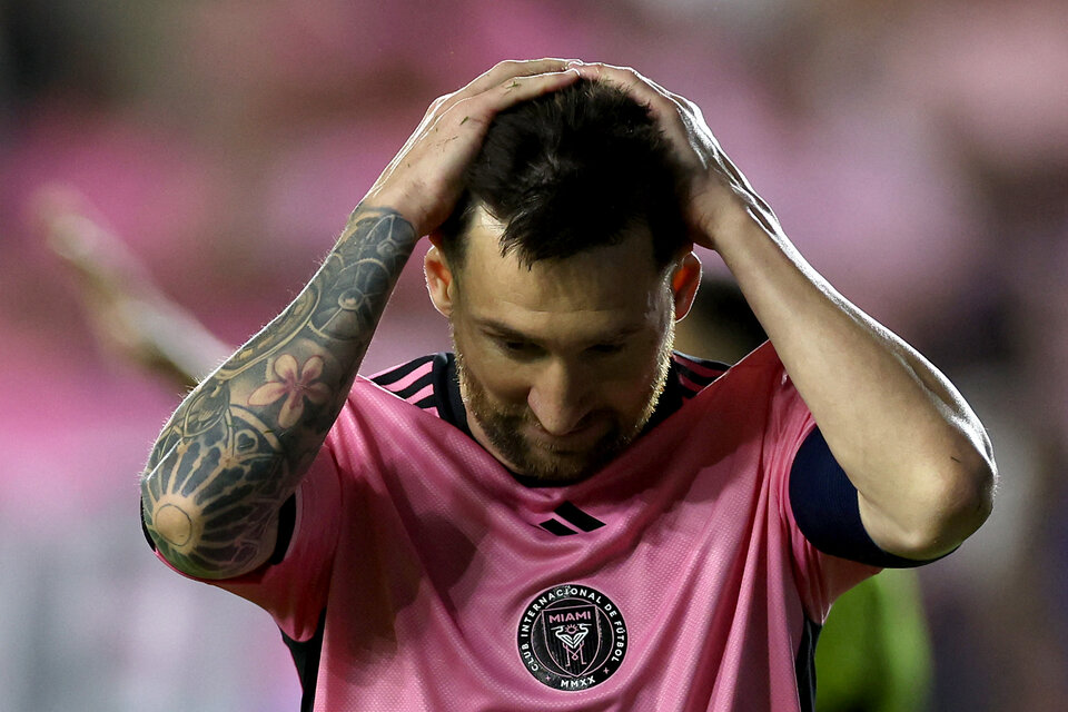"Leo" se agarra la cabeza. ¿Podría perderse los partidos con la selección? (Fuente: AFP)