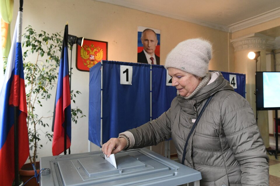 Una mujer vota en Donetsk, territorio ucraniano controlado por Rusia.  (Fuente: AFP)