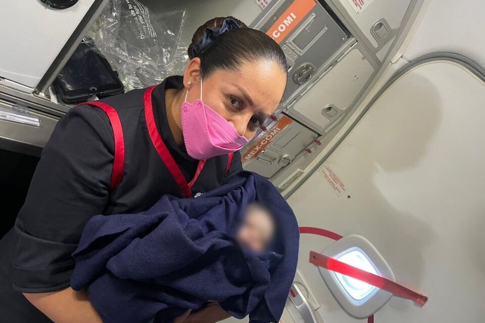México: una mujer dio a luz en pleno vuelo (Fuente: Aeromexico/Twitter)