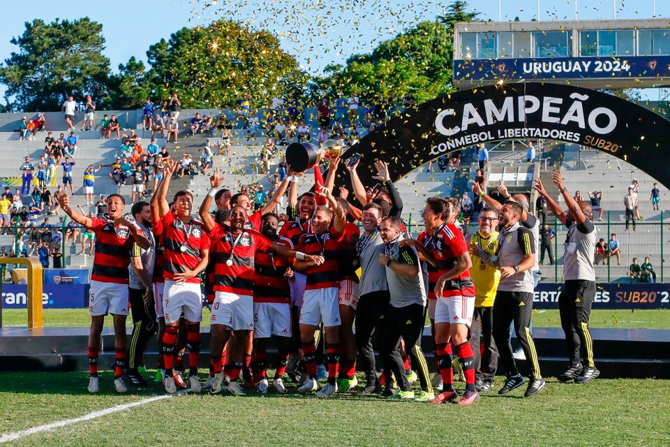 Los juveniles de Flamengo festejan el título en Maldonado. (Fuente: @LibertadoresU20)