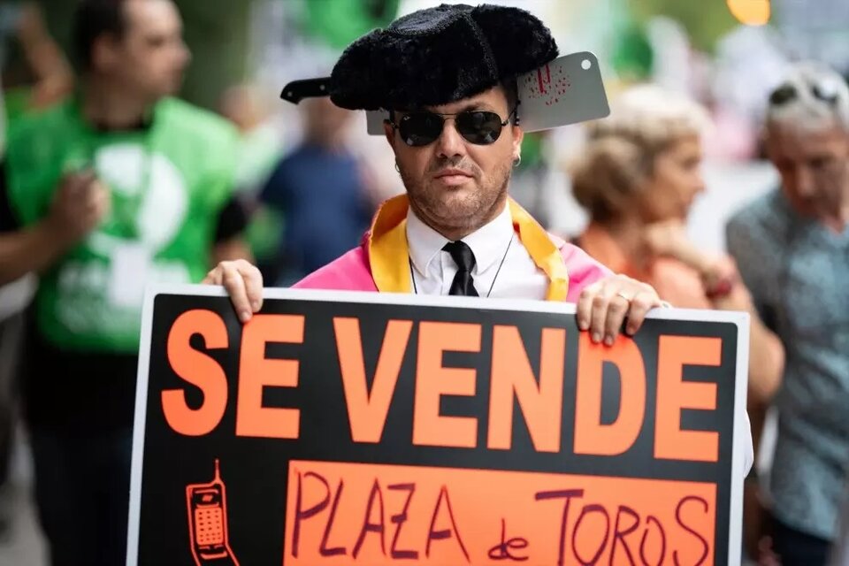 Un manifestante durante una  protesta antitaurina en Madrid (Fuente: Europa Press)