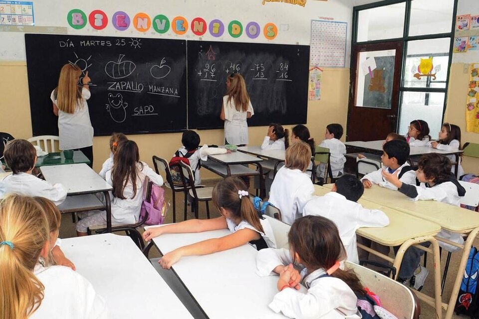 Aumento de sueldos de los docentes bonarenses tras el anuncio de Axel Kicillof
