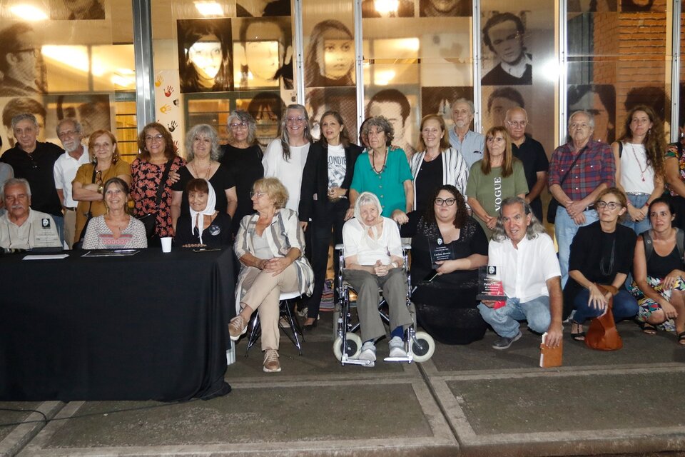 La foto final, con Taty, Vera Jarach, los sobrevivientes y quienes fueron reconocidos.  (Fuente: Leandro Teysseire)