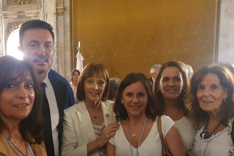 Luis Petri con Cecilia Pando y mujeres que reclaman la libertad de los genocidas.