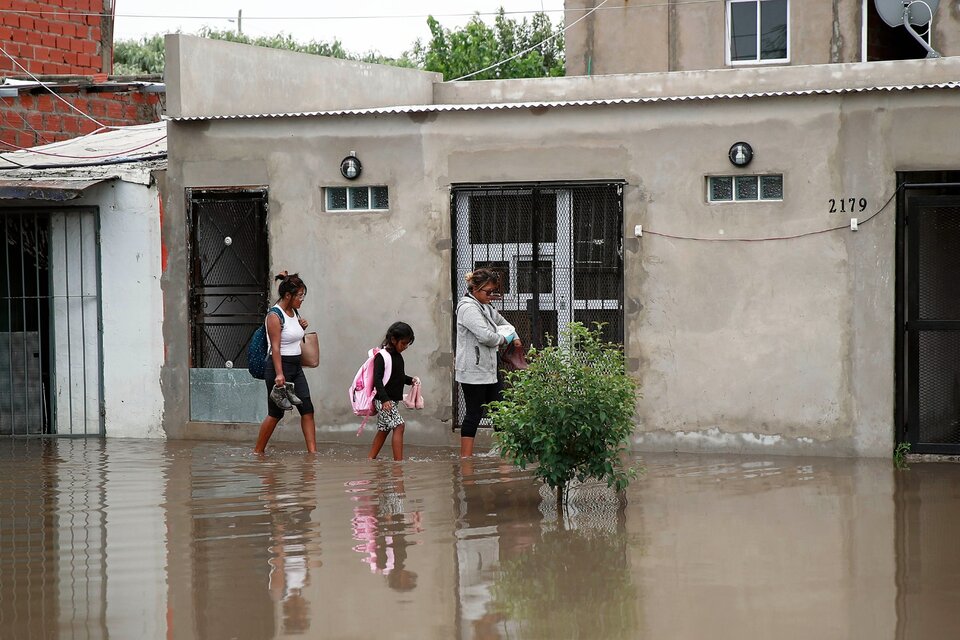 El caudal de agua evoca las inundaciones en la ciudad en 2013. (Fuente: EFE)