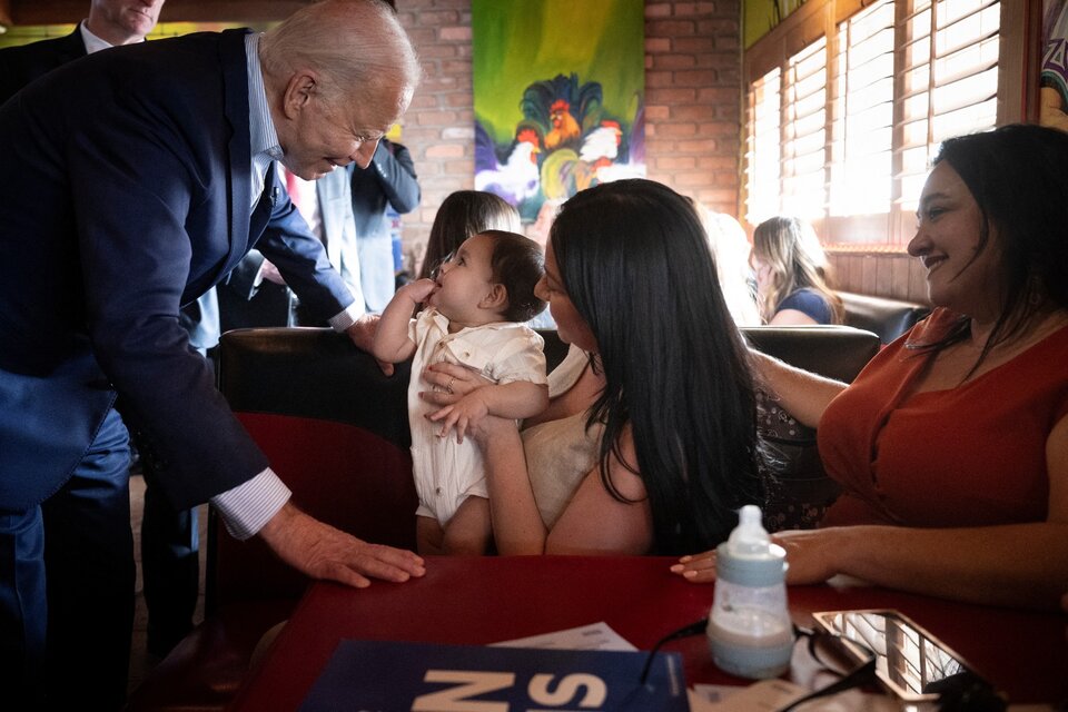 Biden saluda a seguidores en un restaurante mexicano en Phonix, Arizona. (Fuente: AFP)