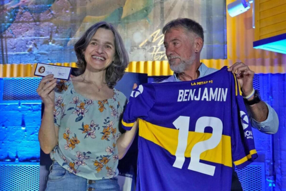 Alejandro Veiga, prosecretario de Boca, junto a la hermana de Benjamín Dricas, socio desaparecido. (Fuente: Boca Juniors)