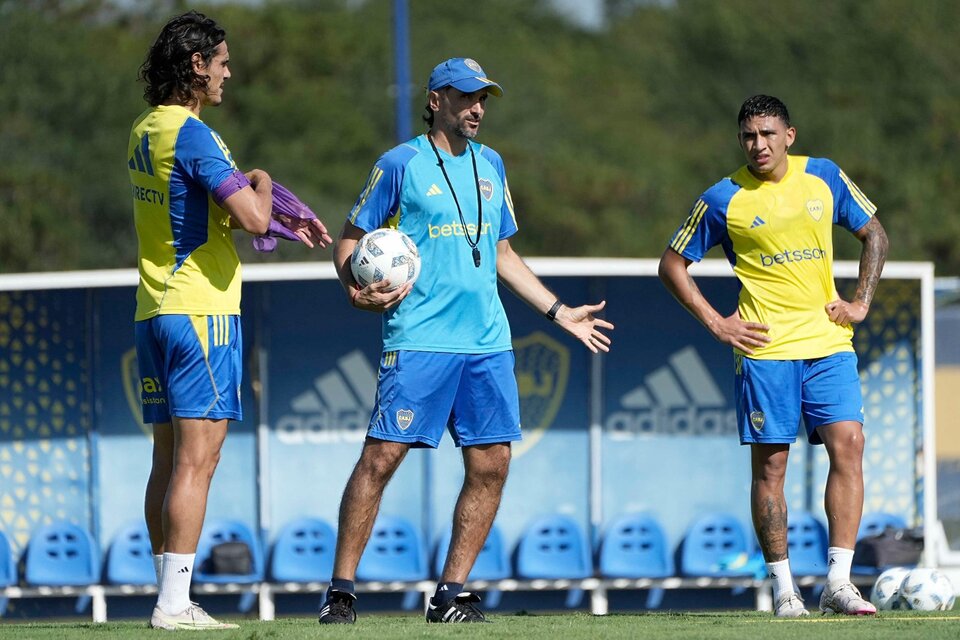 Martínez le da indicaciones a Cavani y Equi Fernández, dos posibles titulares (Fuente: Prensa Boca)