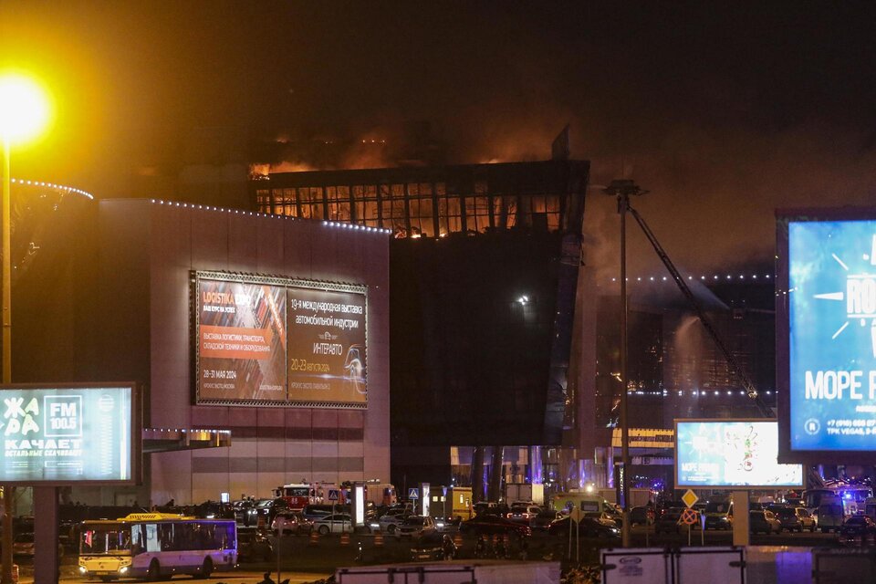 La sala de conciertos Crocus en Moscú colapsó a pesar de los esfuerzos de los equipos de bomberos rusos. (Fuente: EFE)