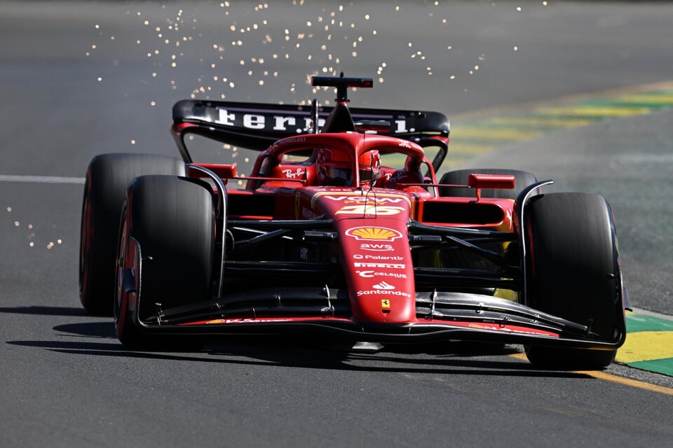 Charles Leclerc conduce su Ferrari en la pista del Albert Park (Fuente: EFE)