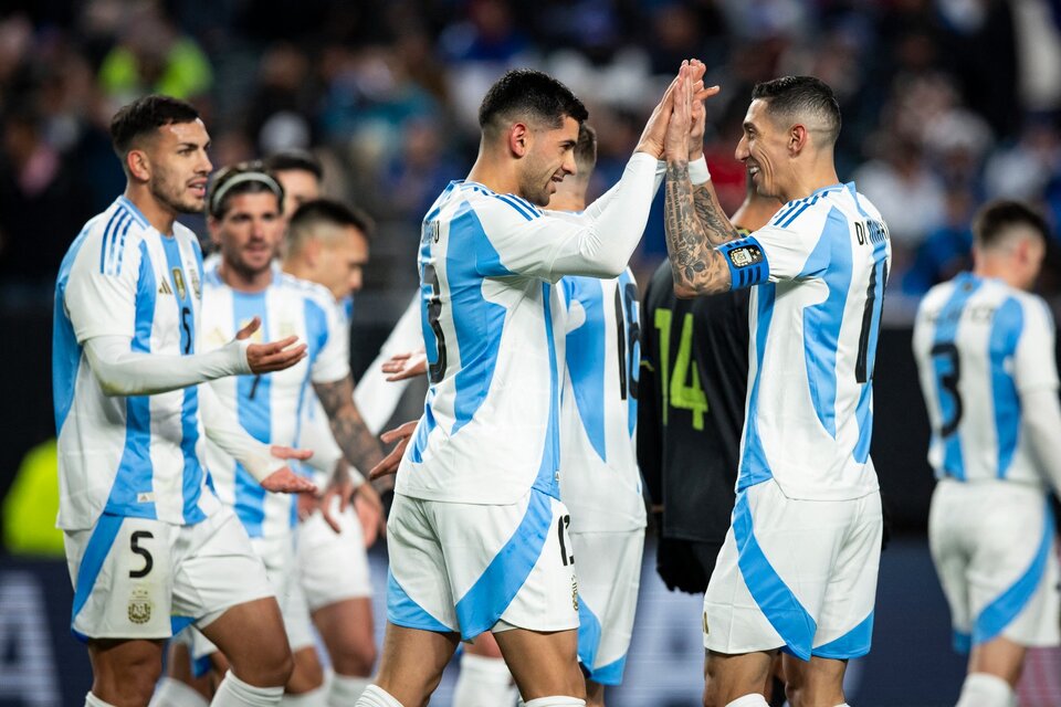 Romero convirtó el primer gol y se saluda con Di María (Fuente: AFP)