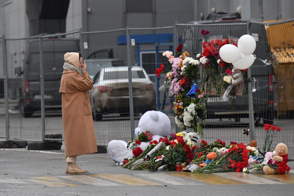 Memorial a cielo abierto en las afueras del Crocus City Hall. (Fuente: AFP)