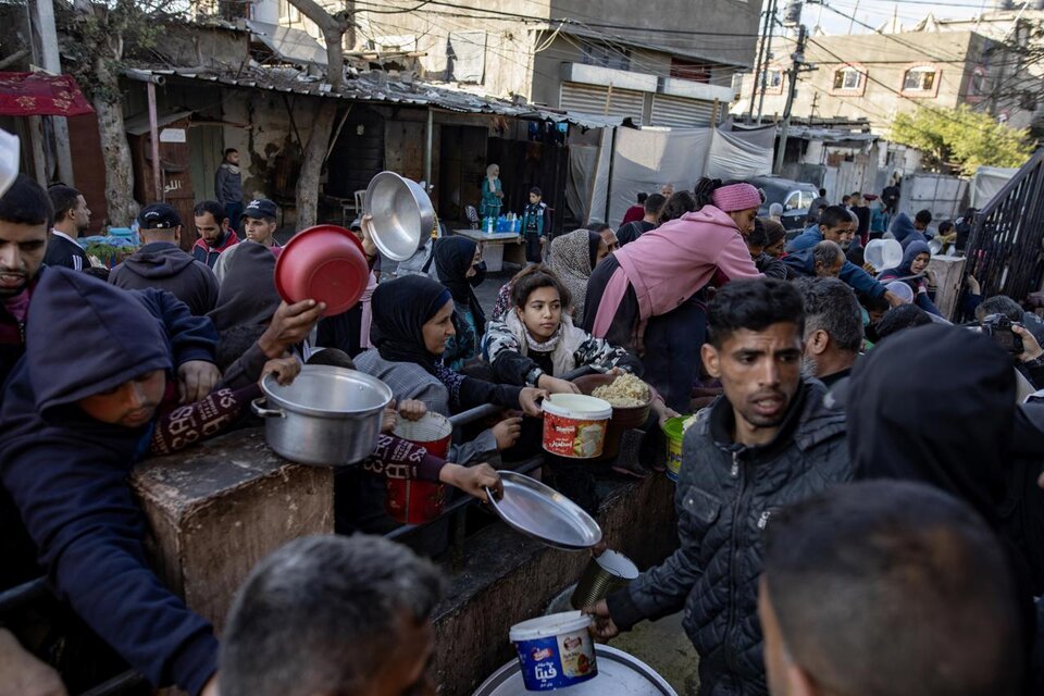 Palestinos reciben comida en Gaza (Fuente: EFE)