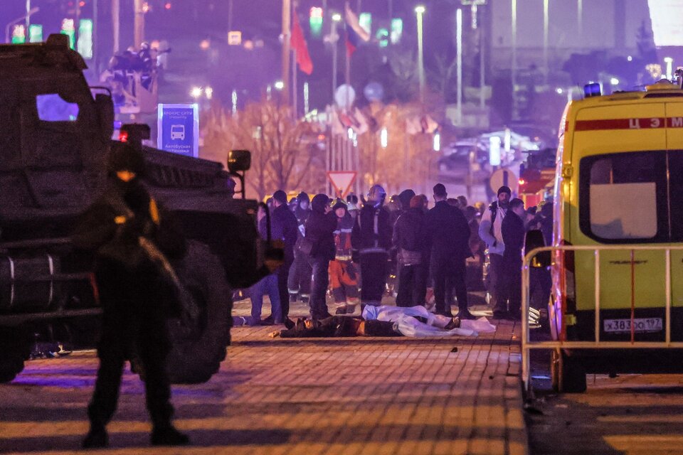 Cadáveres de víctimas del atentado en la entrada a la sala de conciertos de   Krasnogorsk. (Fuente: NA)