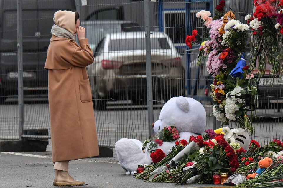 Memorial cerca de sala de conciertos donde tuvo lugar el atentado. (Fuente: AFP)