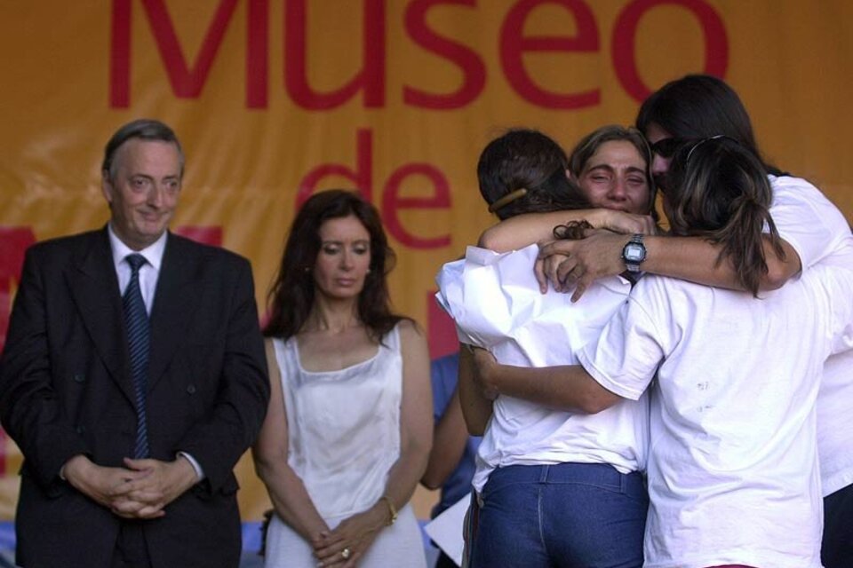 Hace 20 años, Néstor y Cristina Kirchner en el acto de recuperación de lo que fuera el mayor centro clandestino de detención de la dictadura: la ESMA.   