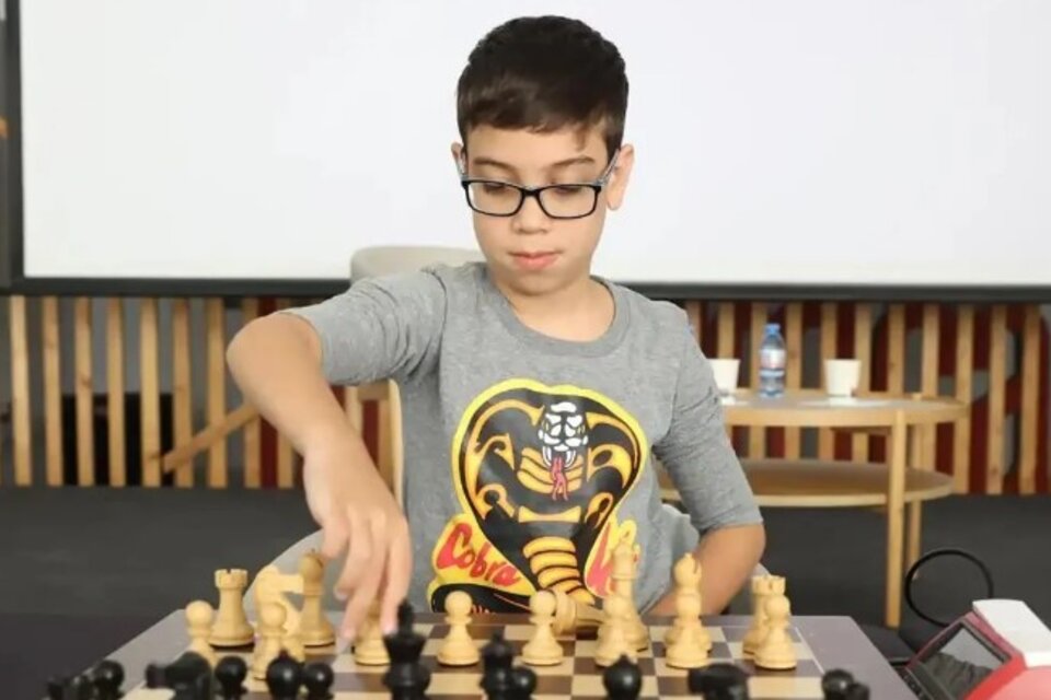Quién es Faustino Oro, el argentino que derrotó al número uno del mundo del ajedrez