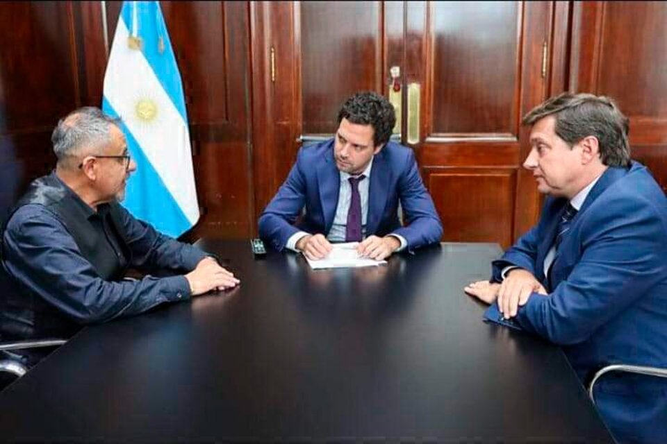 El secretario de Comercio, en el centro, junto a Blanco Muiño, de Defensa del Consumidor y Savore, de Almaceneros.