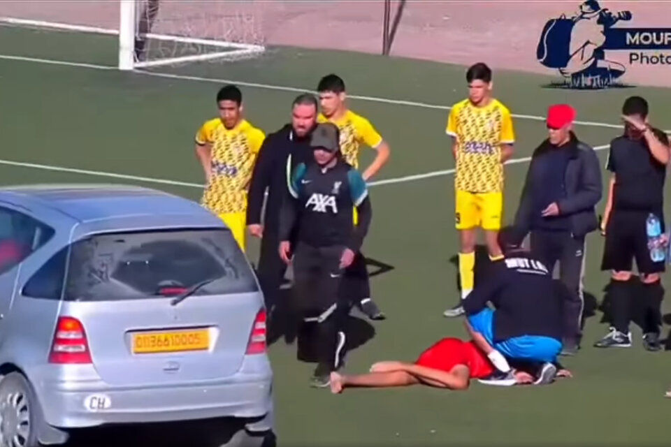 Un futbolista de 17 años murió tras sufrir un duro golpe en pleno partido