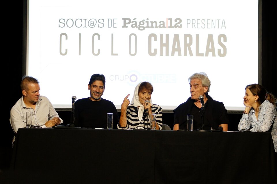 Pisoni, Gonçalves Granada, Taty, Bruschtein y Ginzberg en la charla de Página12. (Fuente: Leandro Teysseire)