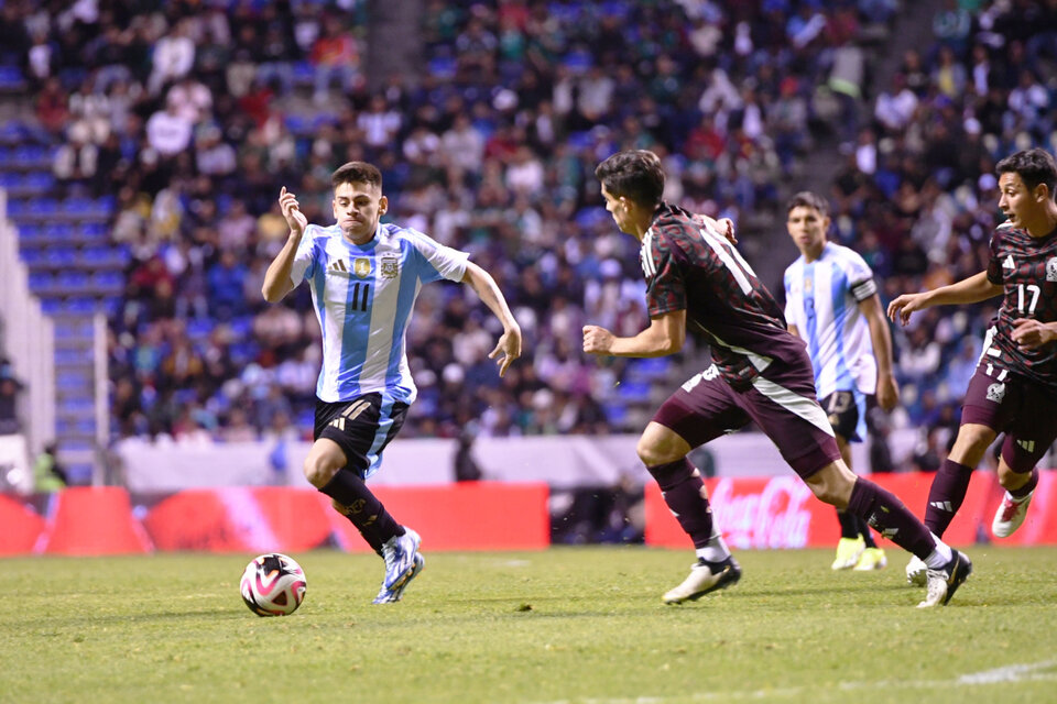 El Diablito Echeverri fue titular pero Argentina se fue goleada. (Fuente: Prensa AFA)