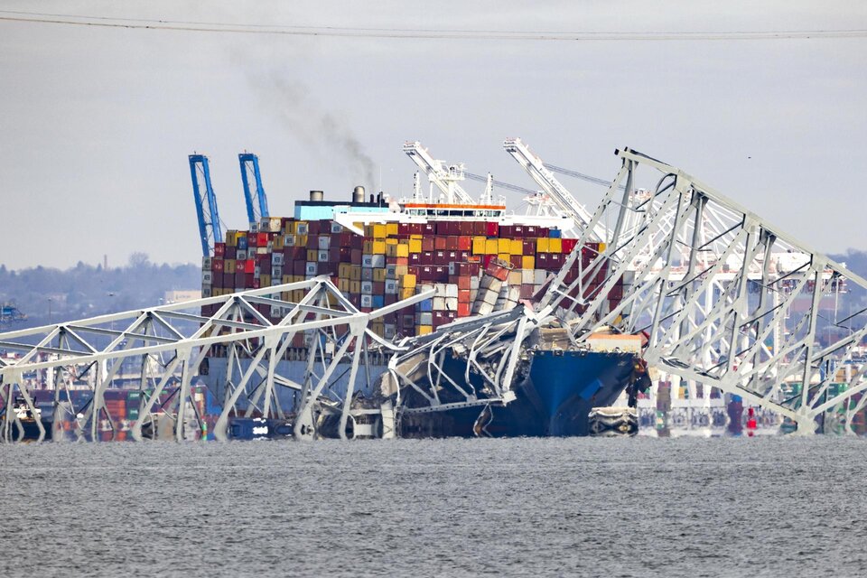 Todo lo que se sabe sobre el choque del buque contra un puente en Baltimore (Fuente: EFE)