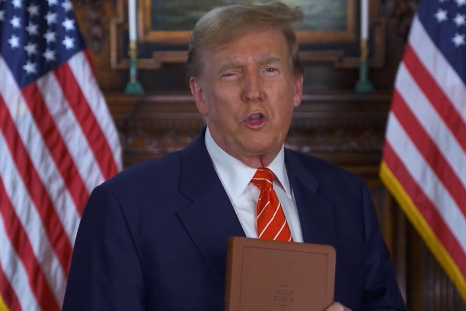 El expresidente presentó su nuevo proyecto: una línea de biblias. Imagen: Captura de video.