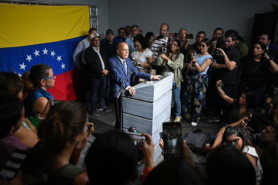 Manuel Rosales inscribió su candidatura presidencial en Venezuela (Fuente: AFP)