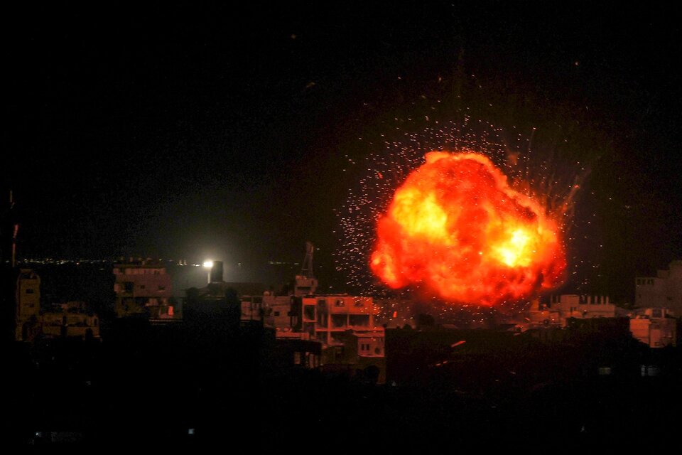 Bombardeo israelí en Rafah, sur de la Franaj de Gaza. (Fuente: AFP)