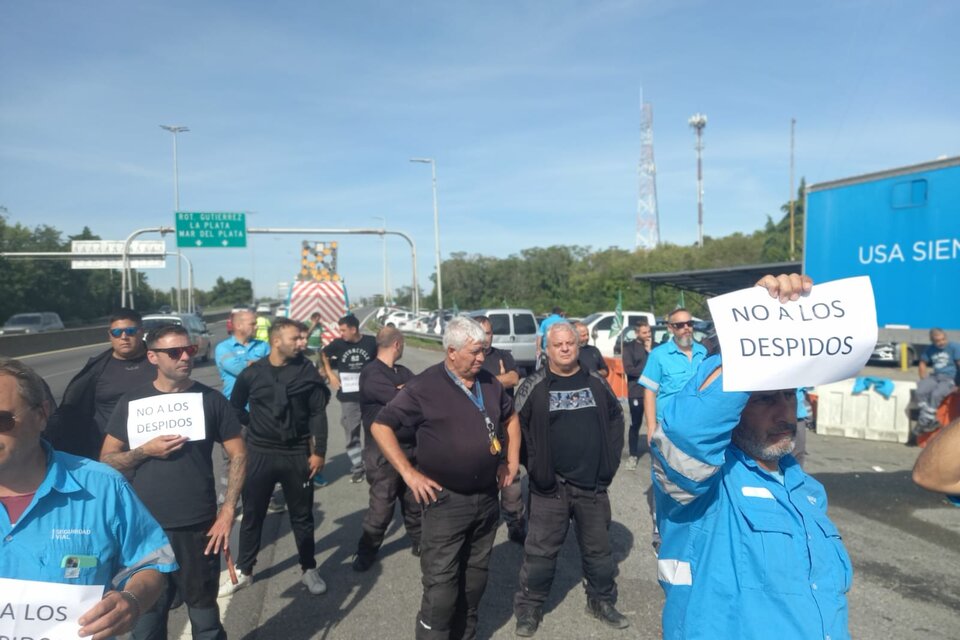 Trabajadores despedidos duranta la manifestación en la base operativa de Hudson.