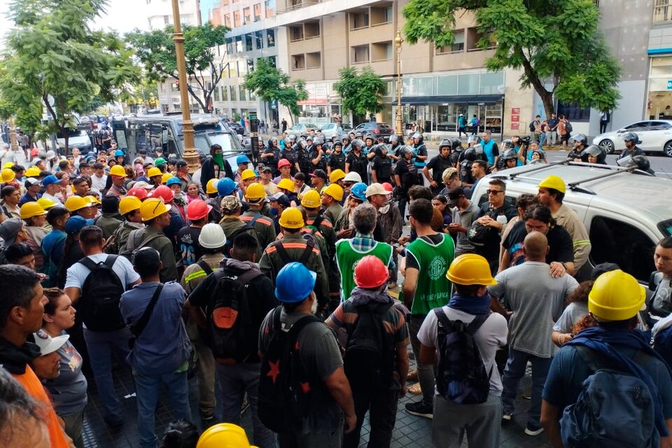 Cientos de trabajadores de AYSA, que integran cooperativas, protestaron ayer por sueldos adeudados. (Fuente: ATE Capital)
