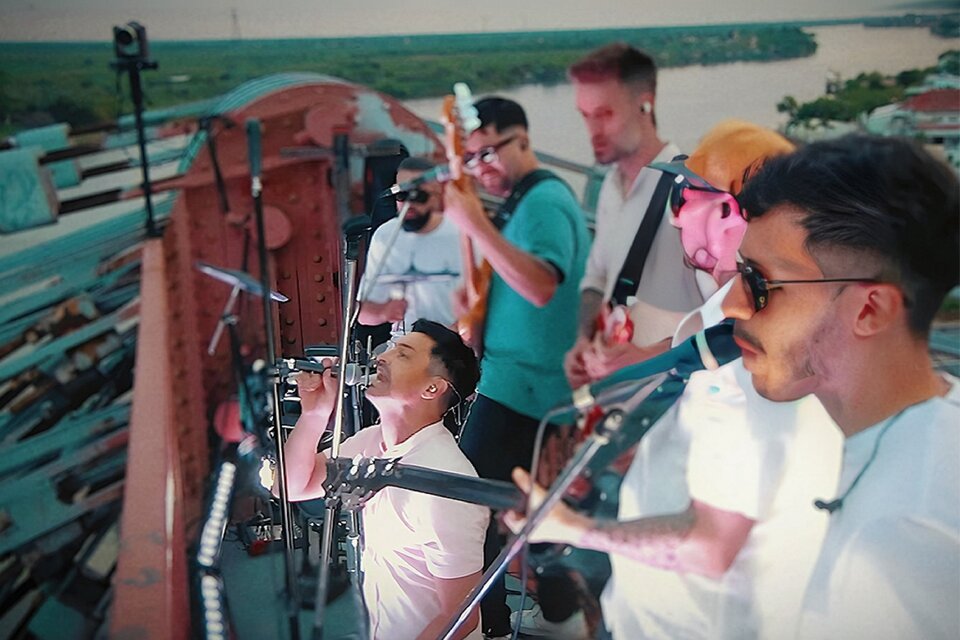 El santafecino y su banda armaron una live session en un escenario en la punta del característico puente de la ciudad de Santa Fe (Fuente: Prensa Chino Mansutti)