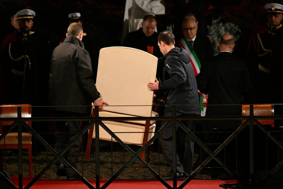 La silla donde se sentaría el Papa fue retirada en el Coliseo. (Fuente: AFP)