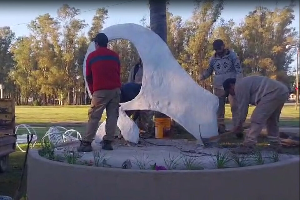 Empleados de Marcos Juárez removiendo la escultura del Pañuelo Blanco.