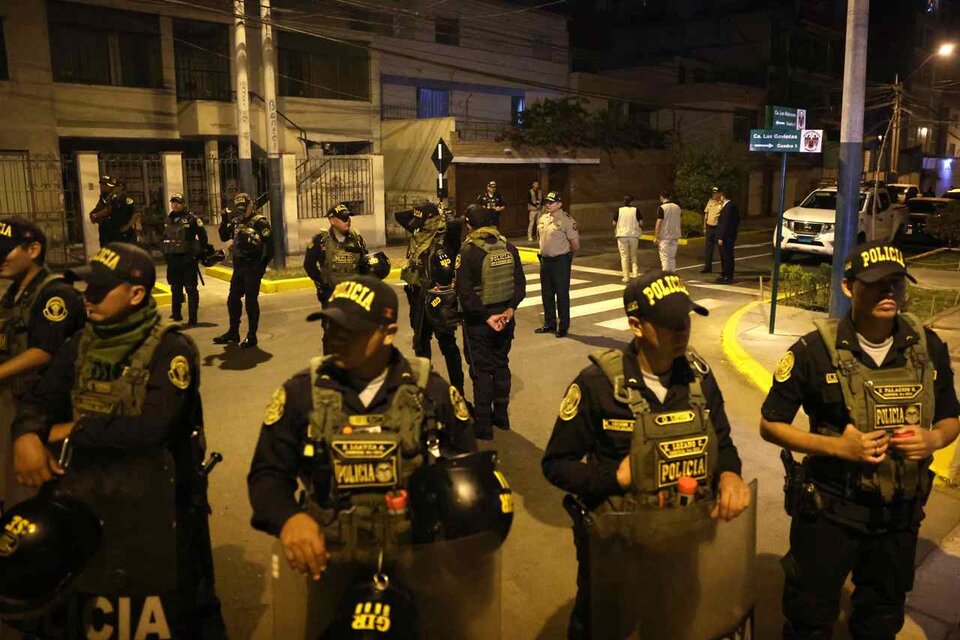 La policía peruana, durante el allanamiento a Boluarte. (Fuente: EFE)