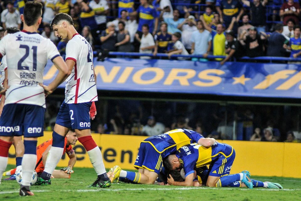 Los jugadores de Boca festejan el gol del triunfo en la Bombonera (Fuente: Julio Mancini)