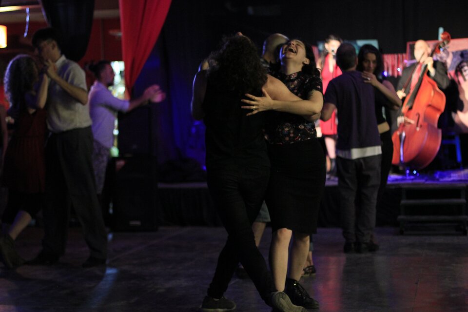 Al sur del conurbano bonaerense, ocurre una vez al mes la Milonga "VIVAS", un evento con perspectiva feminista que busca romper con los códigos patriarcales en el tango. (FB/vivastango) 