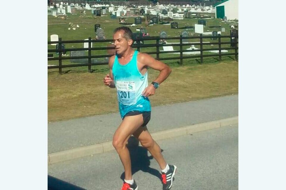 Luis Escudero corriendo una maratón en las Islas Malvinas.
