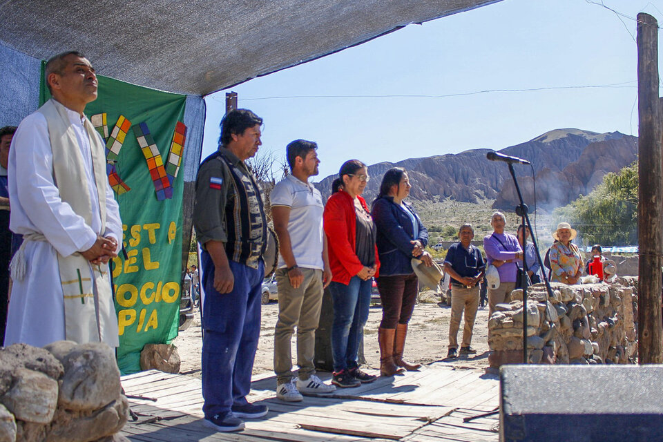 Vilca, organizador de la Fiesta del Choclo Capia, y Yonar, intendente de Campo Quijano, ayer en la misa por el deceso de Javier Sánchez.
