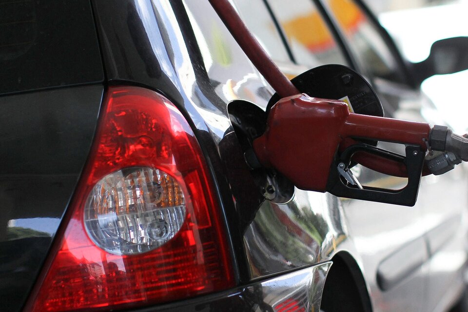 El litro de nafta premium en la Ciudad de Buenos Aires trepó a 1033 pesos.  (Fuente: EFE)